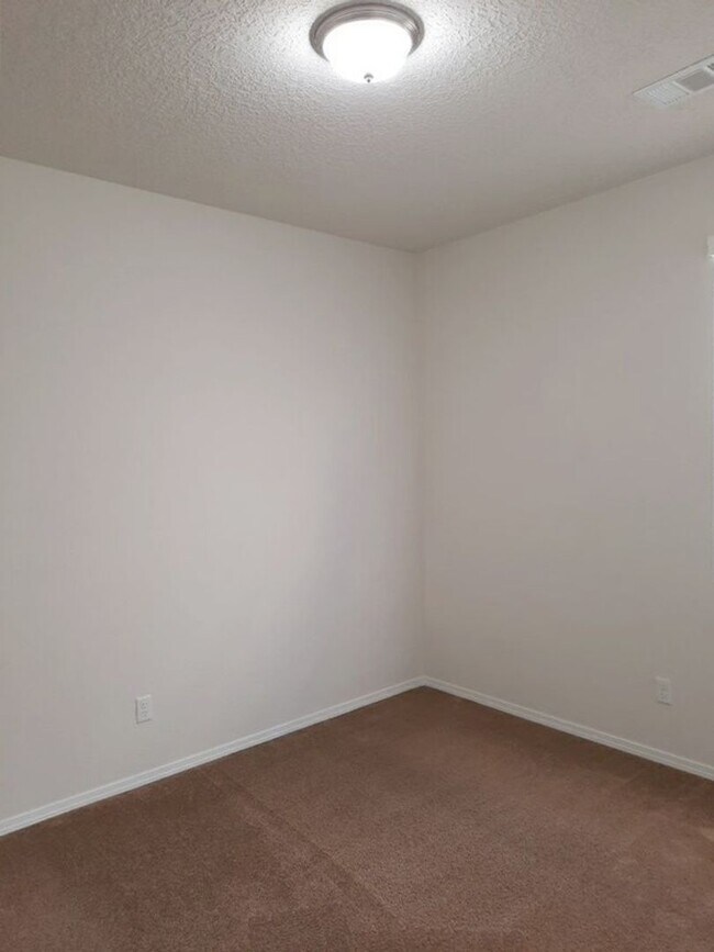 Building Photo - 3 bedroom 2 bathroom home in Rio Rancho! C...
