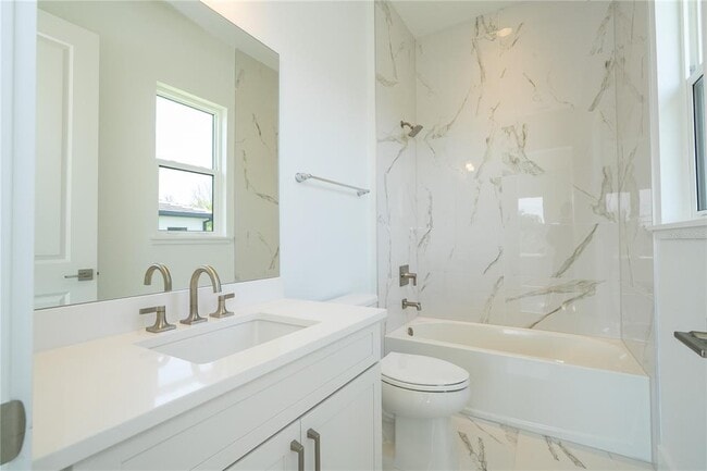 Building Photo - 16044 Pendio Dr