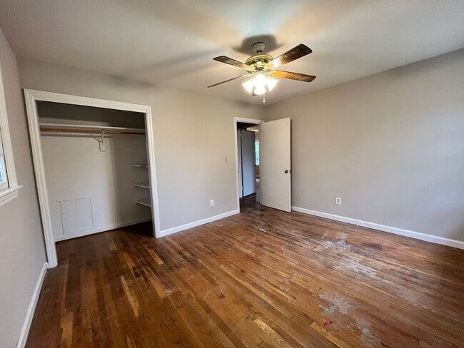 Building Photo - 3 Bedrooms, 1.5 Bathroom - Home in Sherwood Forest!