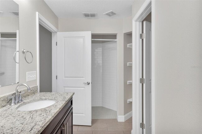 Building Photo - 2044 Hillview Cir