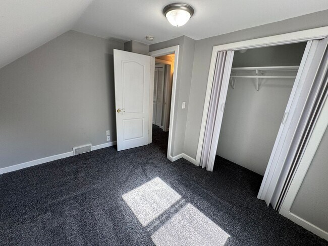 Building Photo - 2 Bedroom 1 Bath House in Rock Island