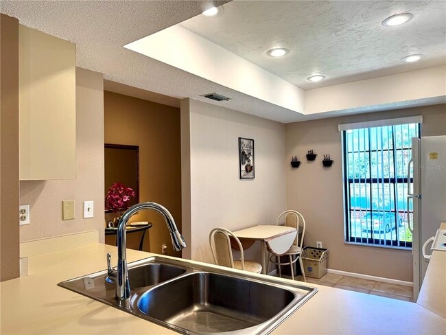 Building Photo - 4644 Weybridge St