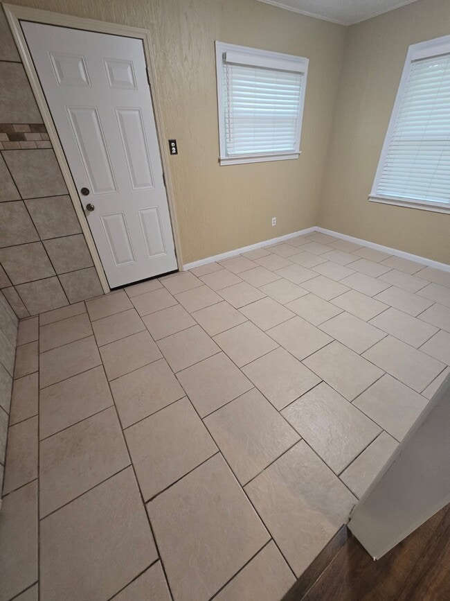 Building Photo - 833 Magnolia St