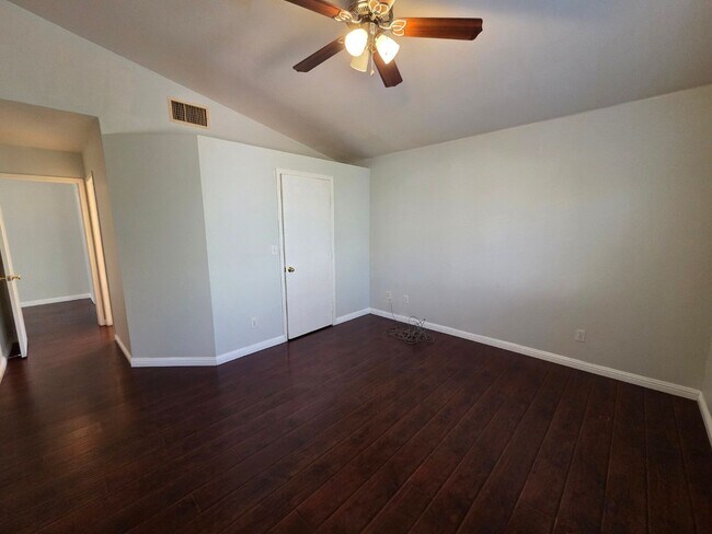 Building Photo - Cozy 3 Bedroom Single Story Home with a Den