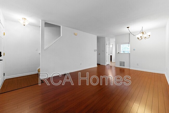 Building Photo - 3212 River Villa Way