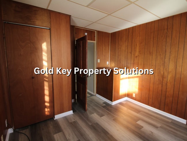 Building Photo - Spacious 1 BR 1 BA House with Fenced Backy...