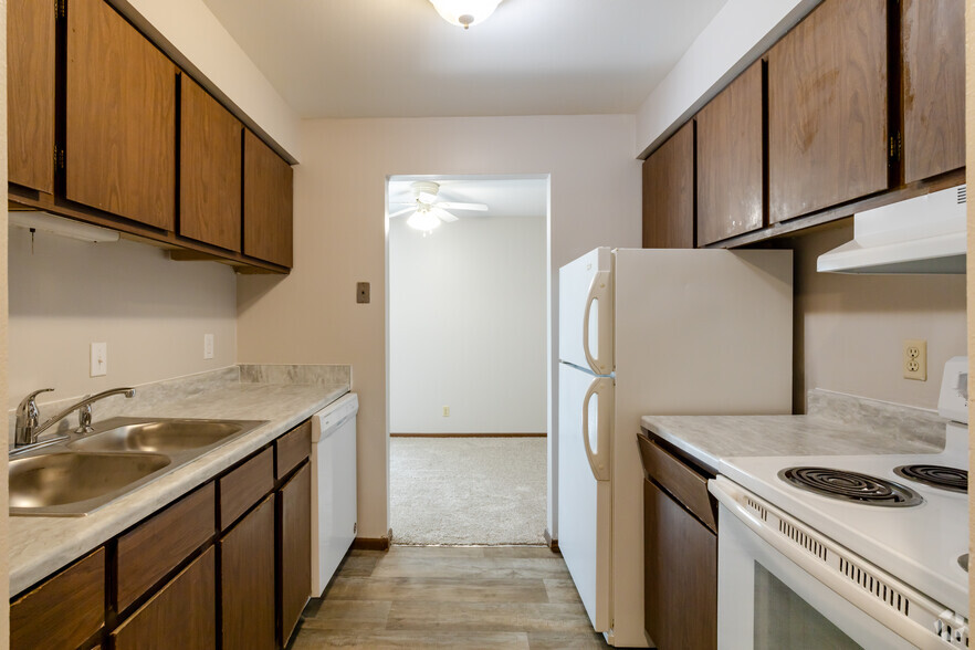 2BR, 1BA - Kitchen - Versailles Apartments