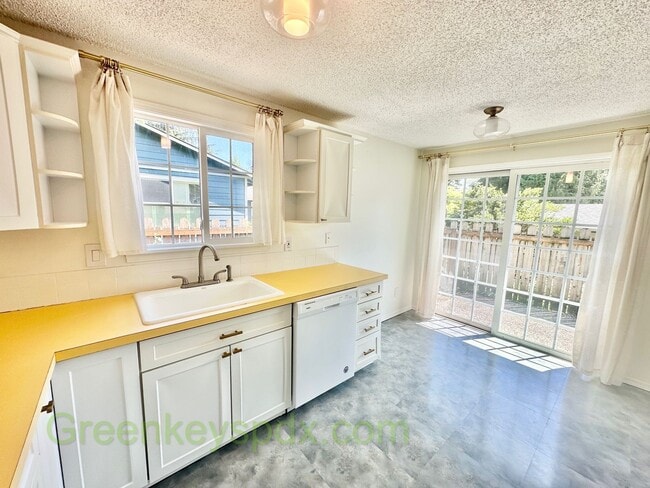 Building Photo - Awesome 2-Bedroom Condo Near Multnomah Vil...