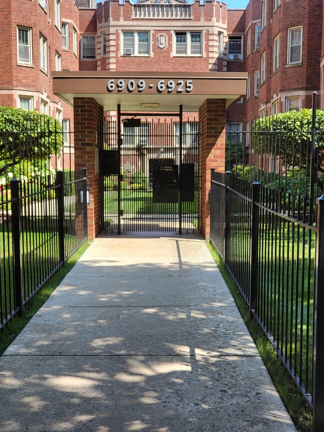 Building Photo - 6940 S Crandon Ave
