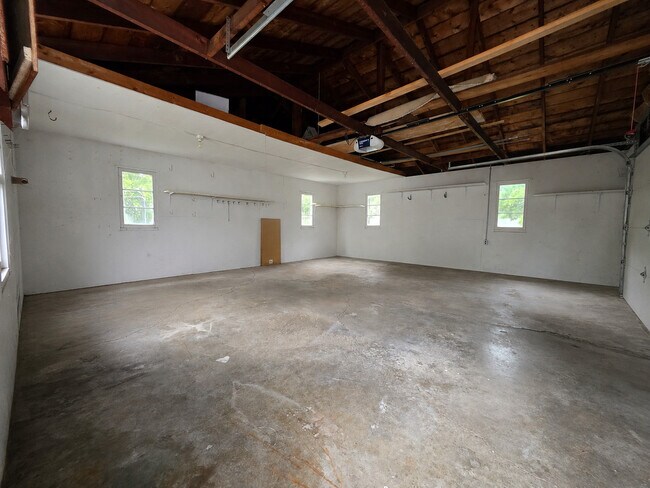 Building Photo - 735 Maple St