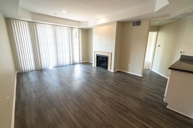 Interior Photo - 114 North Doheny Drive