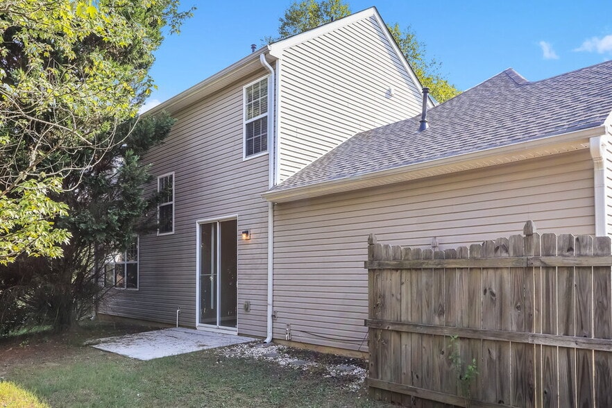 Building Photo - 108 Ancient Oaks Way