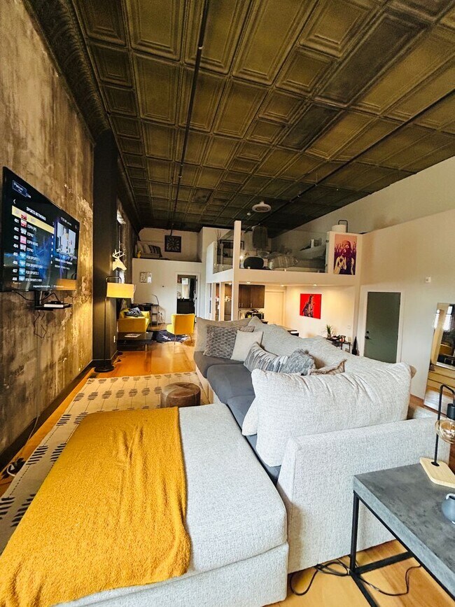 Building Photo - Spacious Loft