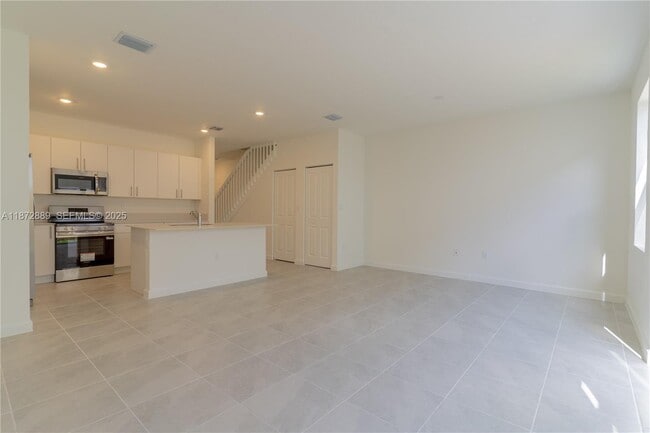 Building Photo - 1075 SE 2nd St