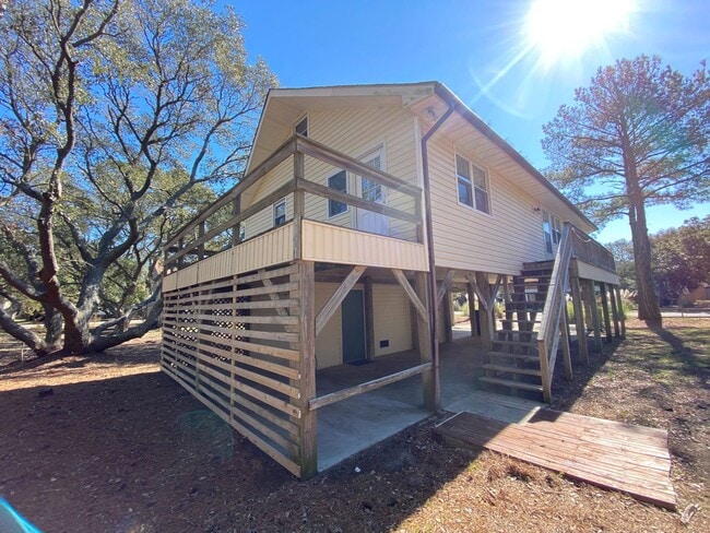Building Photo - Centrally located home at Milepost 6