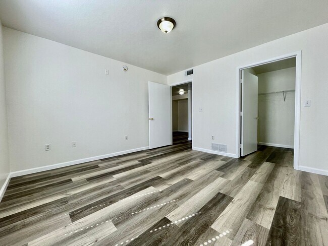 Building Photo - 555 E Silverado Ranch Blvd