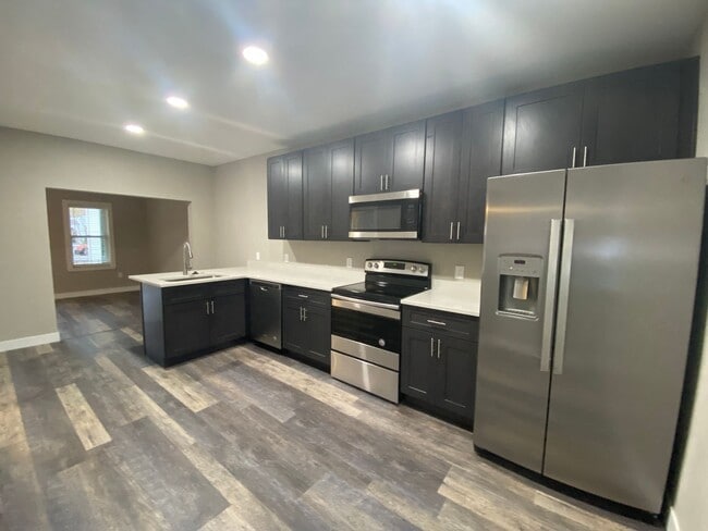 Building Photo - Beautifully remodeled 2 bed 1 bath unit in...