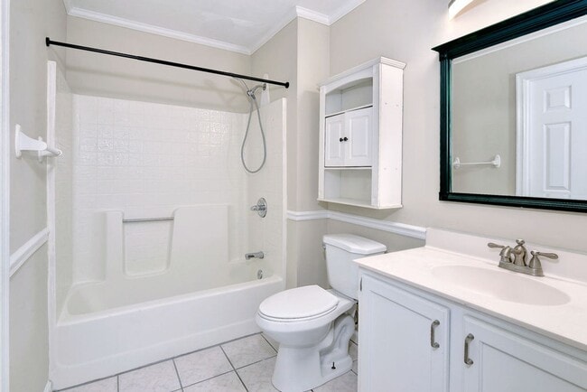 Building Photo - Spacious Duplex in Coventry