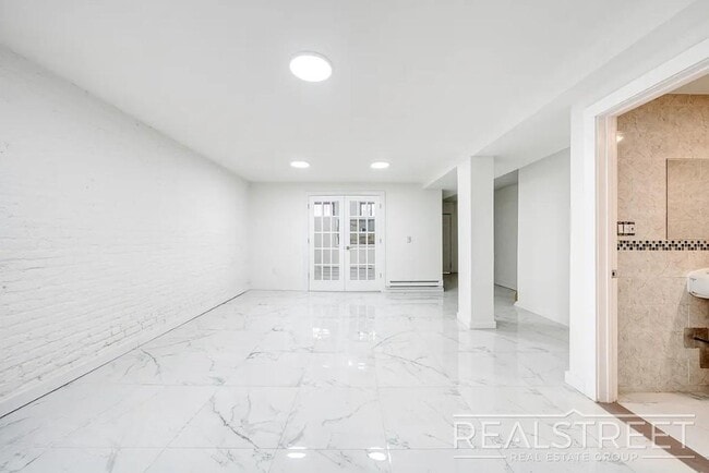 Building Photo - Massive 4BD/4BA Duplex with Office & Priva...