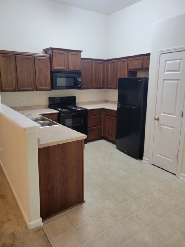 Building Photo - 106 Five Oaks Ct