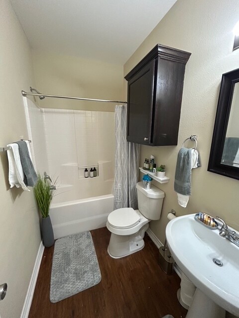 Building Photo - 735 Meadow Ln