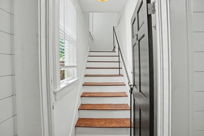 Building Photo - 620 E 48th St