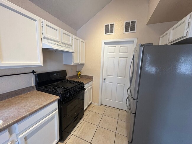 Building Photo - WEST SIDE HOME FOR RENT