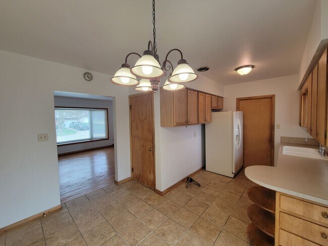 Building Photo - Great Home in quiet Waterloo Neighborhood