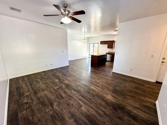 Building Photo - Great 3 Bedroom, 2 Bathroom Home Centrally Located- Available Now!