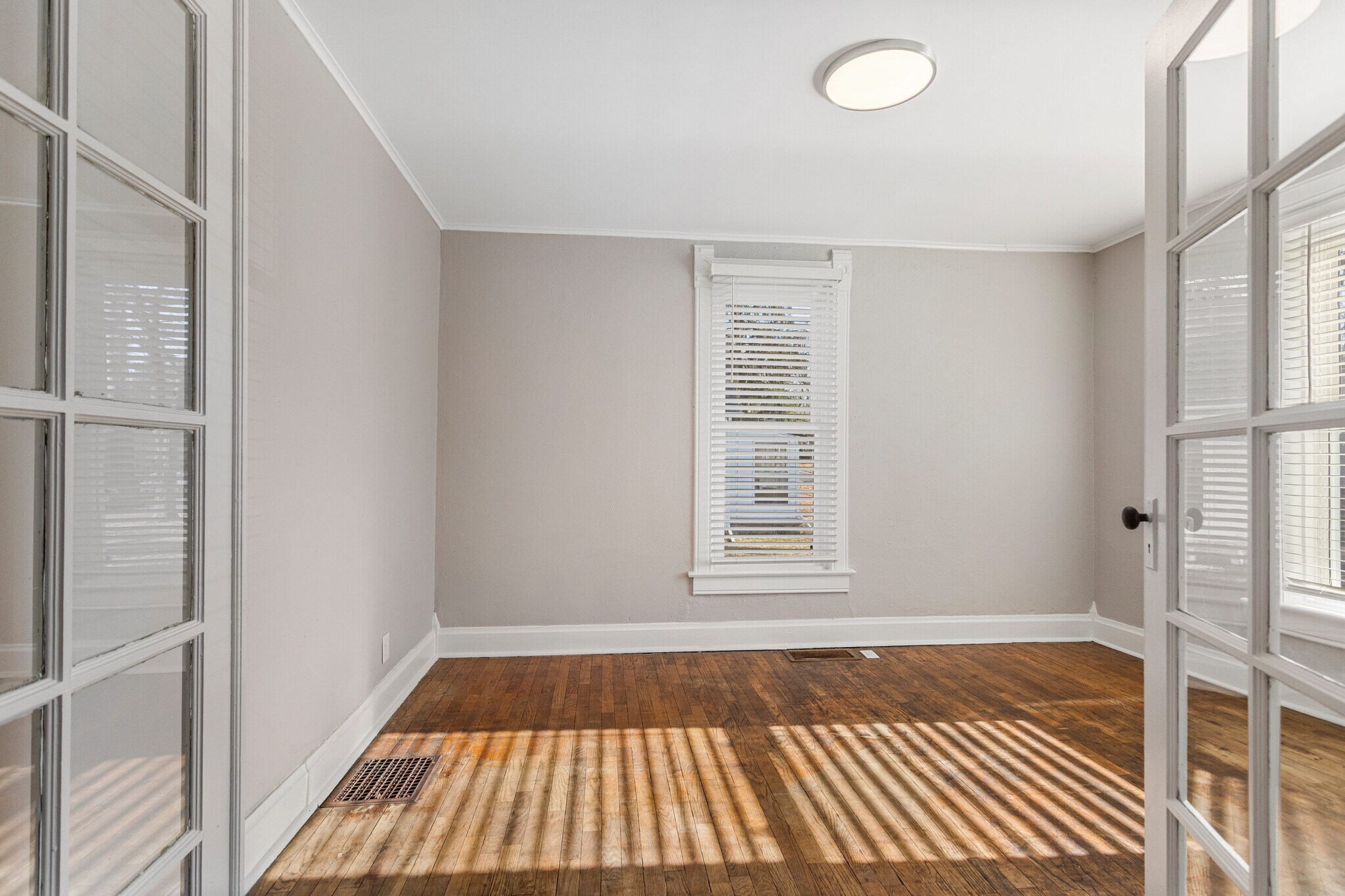 Building Photo - 402 E Elm St