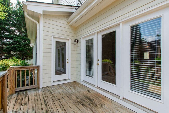 Building Photo - Lovely 3 bedroom townhome in fantastic Ral...