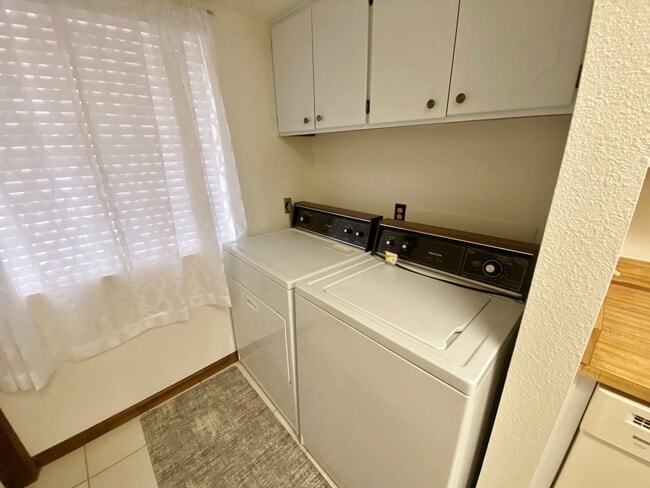 Building Photo - TOWNHOME - VILLAGE OF OAK CREEK