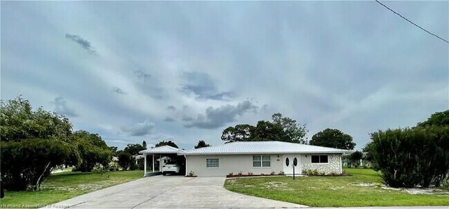 Building Photo - 1409 Palm Way