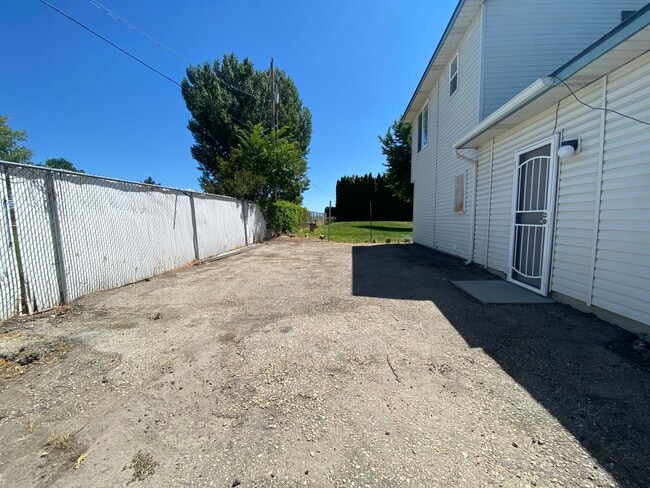 Building Photo - Large 3bed, 2bath, 2car garage town home 1,710sq.ft. with RV parking