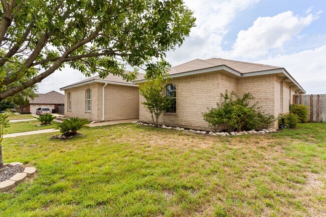 Building Photo - 5512 Golden Dr