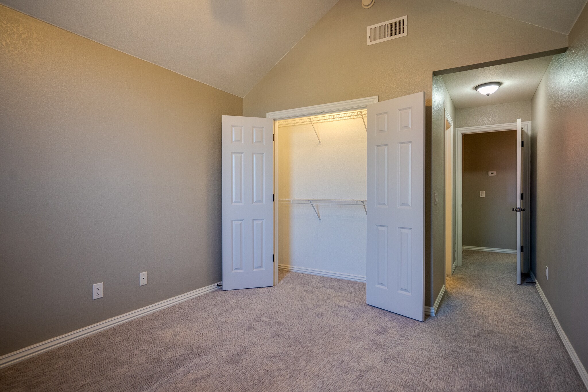 Building Photo - 4015 Glenstone Terrace