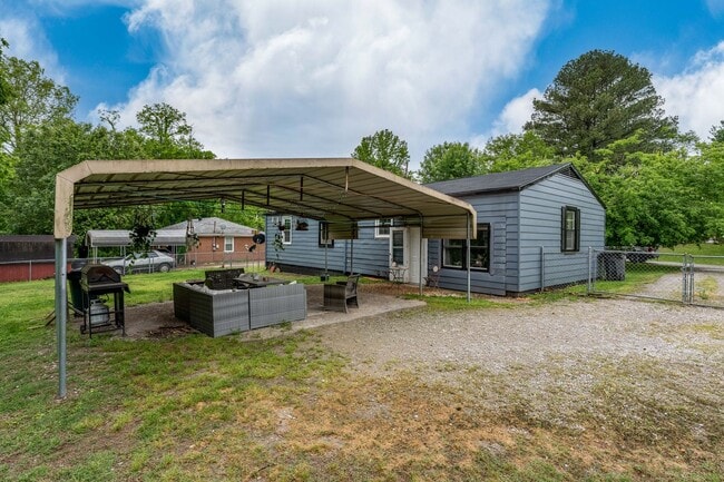 Building Photo - 206 River Heights Dr