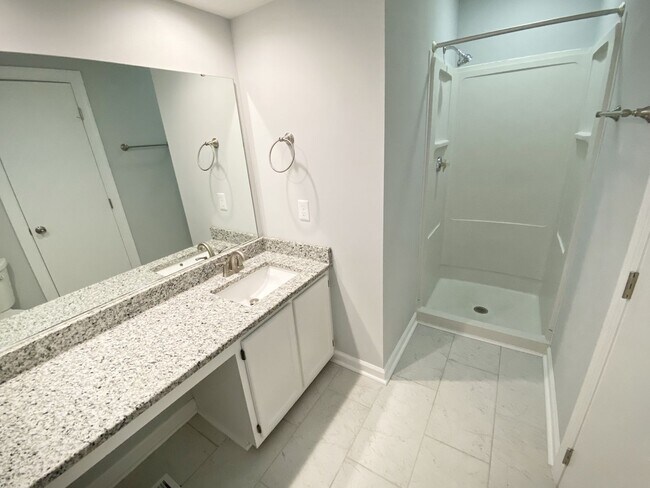 Building Photo - Beautifully Renovated 2 Bedroom 2 Bath in ...