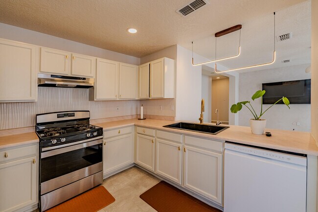 Building Photo - 4031 Cresta Park Ave NW