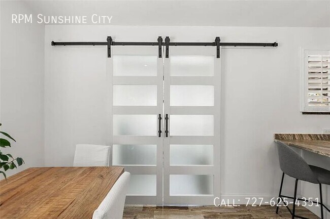 Building Photo - 14024 N Bayshore Dr