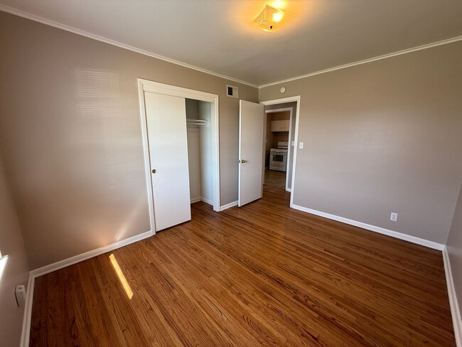 Building Photo - 3 Bed, 1.5 Bath Fenced Pets Allowed