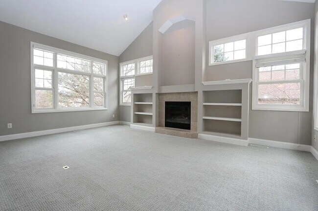 Building Photo - Rare 4 bed singe family super nice luxurio...