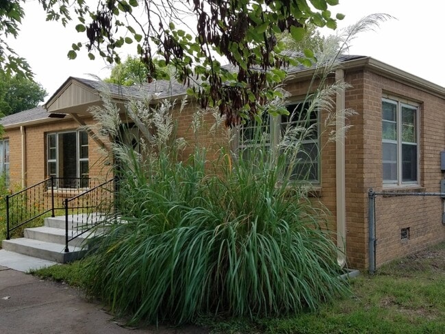 Building Photo - 1112 N Woodrow Ave