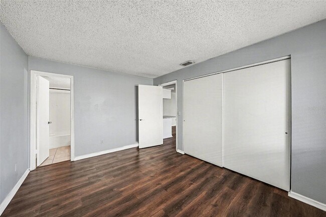 Building Photo - 550 Golden Raintree Pl