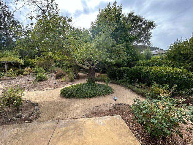 Building Photo - 8280 Oakmont Dr
