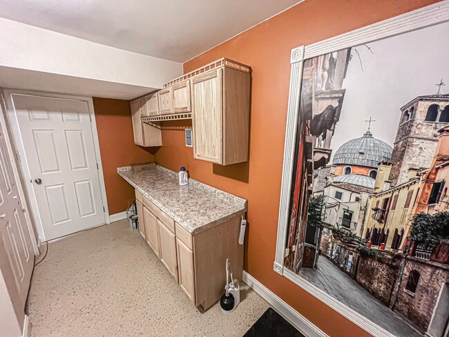 Building Photo - Remarkable Home With Spacious Deck And Detached Parking In A Quiet Cul De Sac In Woodbine Woods