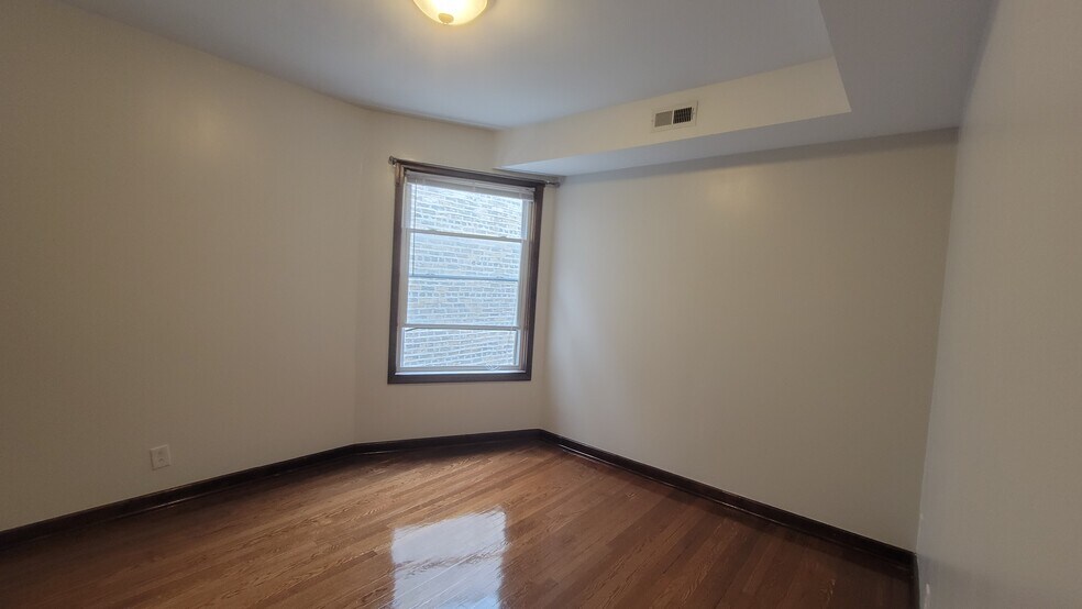 Bedroom - 6437 N Glenwood Ave