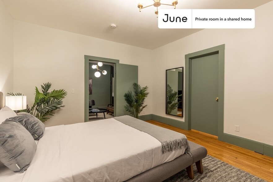 Building Photo - Room in Shared 4 bed/1 bath home
