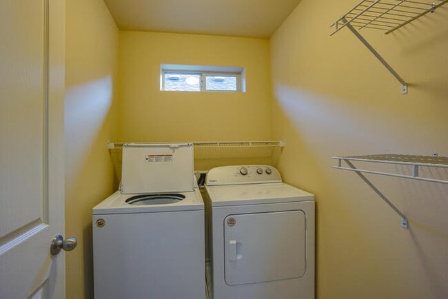 Building Photo - BEAUTIFUL THREE BEDROOM IN HAZEL DELL