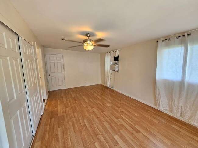 Building Photo - 1 bedroom 1 bath Apartment. NO parking. Upstairs unit.